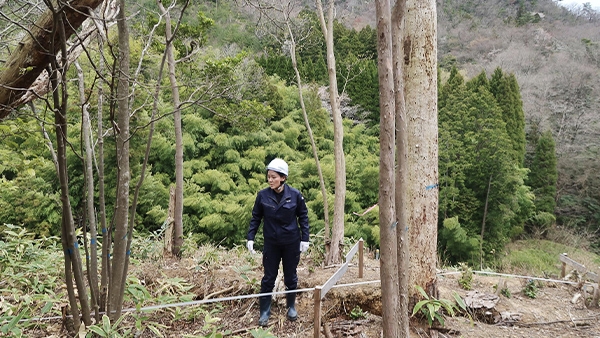 ICT施工に向けて工事用基準点の現況確認やGNSSの受信状況を確認する様子