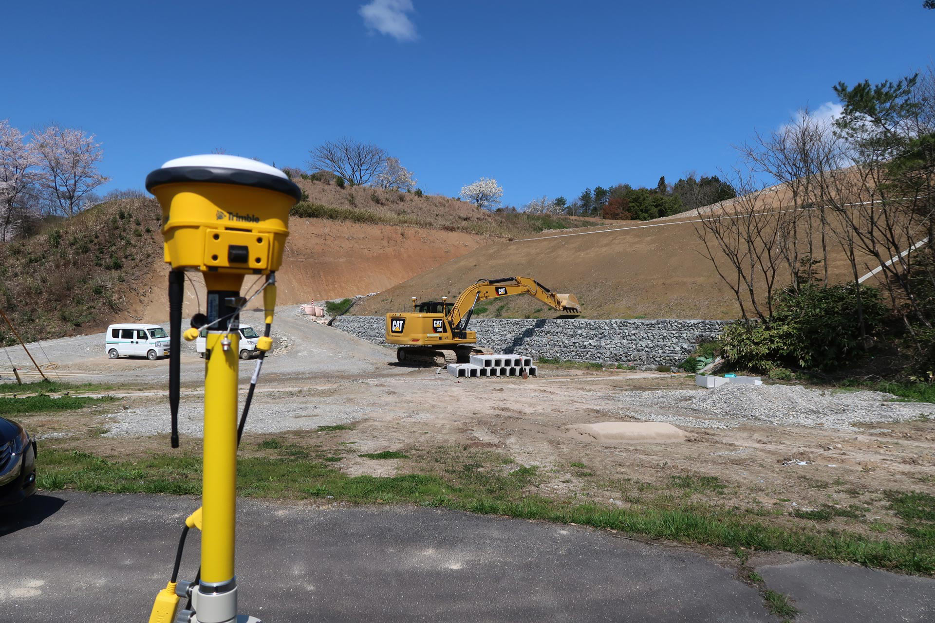 ニコントリンブル製のGNSS測量機SPS986を活用し、RTK測位方式でGNSS固定局を設置